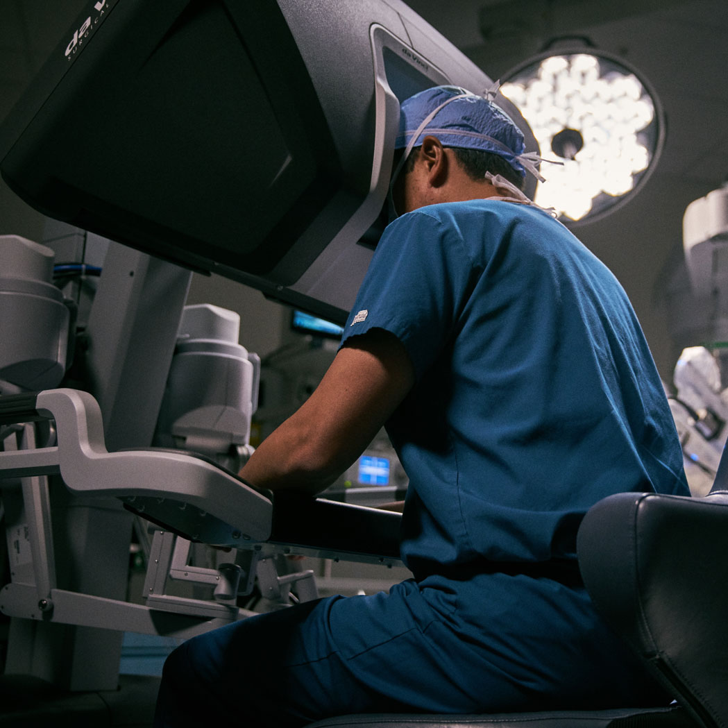 surgeon in operating room using surgical robot